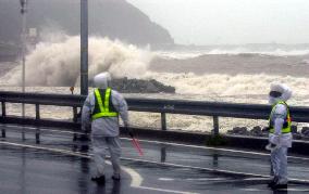 Powerful typhoon nears mainland